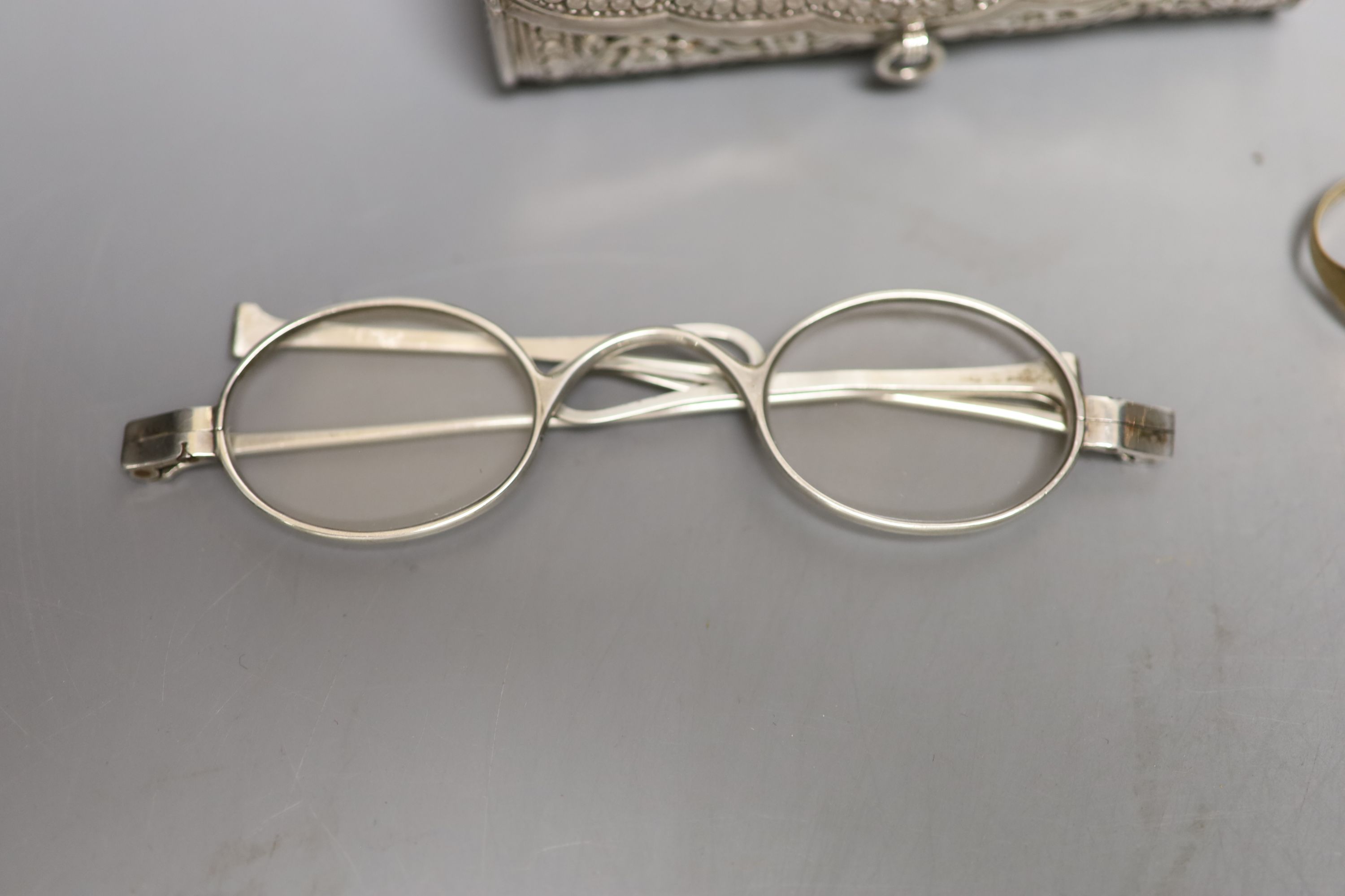 A silver trinket box with velvet-lined interior, an Anglo-Indian white metal coin purse and sundry items,